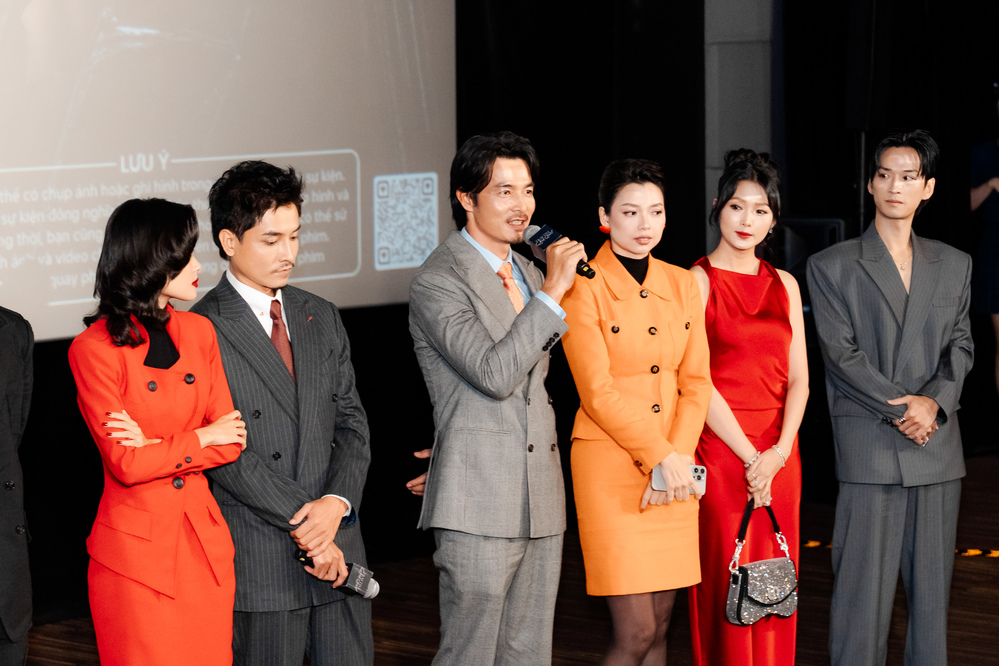Dàn cast chia sẻ trong buổi ra mắt phim.
Dàn cast chia sẻ trong buổi ra mắt phim.