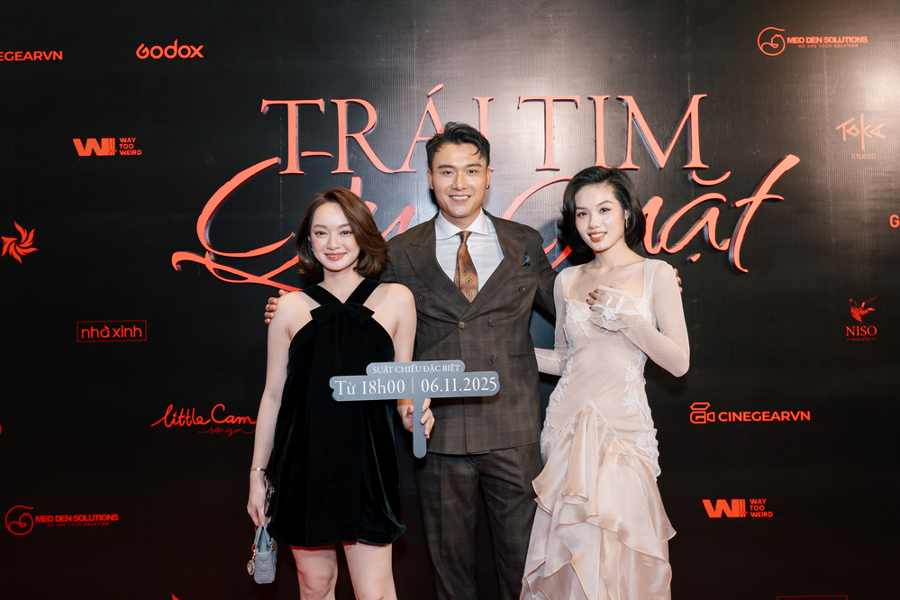 Các diễn viên của "Tử chiến trên không" cũng đến chúc mừng ê-kíp.
Các diễn viên của "Tử chiến trên không" cũng đến chúc mừng ê-kíp.