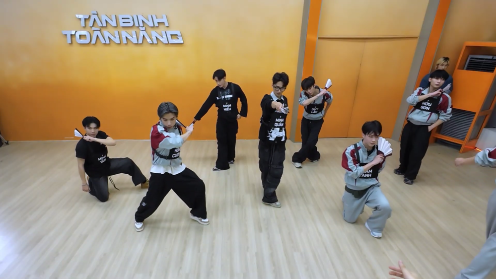 Các vũ công mang bảng tên thay cho 3 Tân binh bị "đóng băng".
Các vũ công mang bảng tên thay cho 3 Tân binh bị "đóng băng".