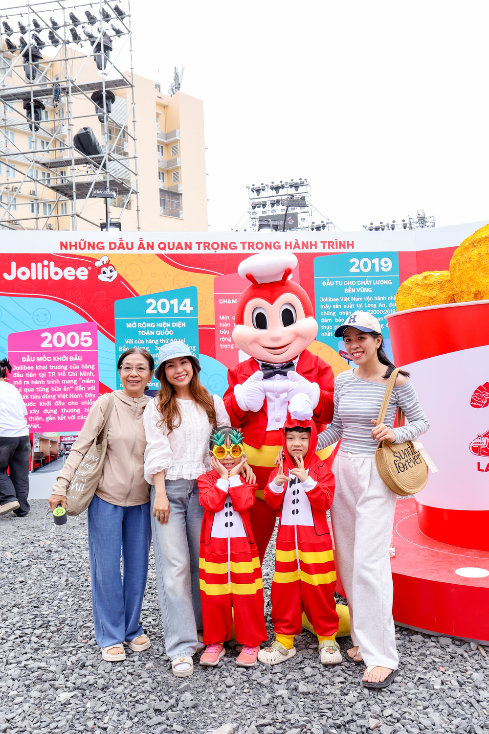 Khu vực bức tường hành trình 20 năm tạo ấn tượng sâu sắc với người tham dự sự kiện The Jolly Day.
Khu vực bức tường hành trình 20 năm tạo ấn tượng sâu sắc với người tham dự sự kiện The Jolly Day.