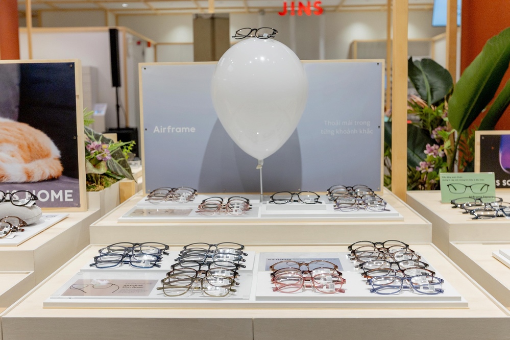 Dòng Airframe trứ danh của JINS chuẩn bị “đổ bộ” khiến dân văn phòng và những người theo lối sống tối giản mê tít!
Dòng Airframe trứ danh của JINS chuẩn bị “đổ bộ” khiến dân văn phòng và những người theo lối sống tối giản mê tít!