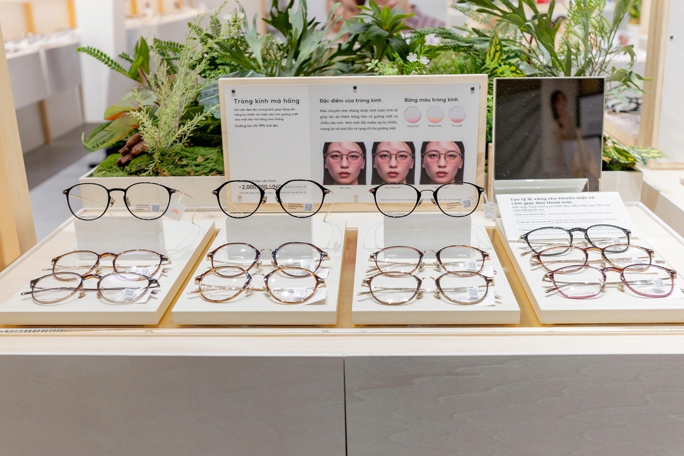 Thiết kế kết hợp giữa tính thẩm mỹ tinh tế và công năng thông minh, giúp tôn lên đường nét gương mặt thông qua hiệu ứng làm đẹp tự nhiên của tròng kính, từ tròng má hồng đến tròng che khuyết điểm.
Thiết kế kết hợp giữa tính thẩm mỹ tinh tế và công năng thông minh, giúp tôn lên đường nét gương mặt thông qua hiệu ứng làm đẹp tự nhiên của tròng kính, từ tròng má hồng đến tròng che khuyết điểm.