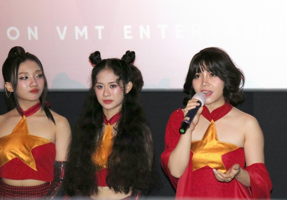 "Bà bầu" - ca sĩ Minh Trang LyLy mong khán giả sẽ yêu thương VSTAR. Ảnh: Khánh Châu
"Bà bầu" - ca sĩ Minh Trang LyLy mong khán giả sẽ yêu thương VSTAR. Ảnh: Khánh Châu