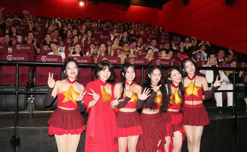 Nhiều khán giả đến ủng hộ VSTAR trong buổi ra mắt MV đầu tay. Ảnh: Khánh Châu
Nhiều khán giả đến ủng hộ VSTAR trong buổi ra mắt MV đầu tay. Ảnh: Khánh Châu