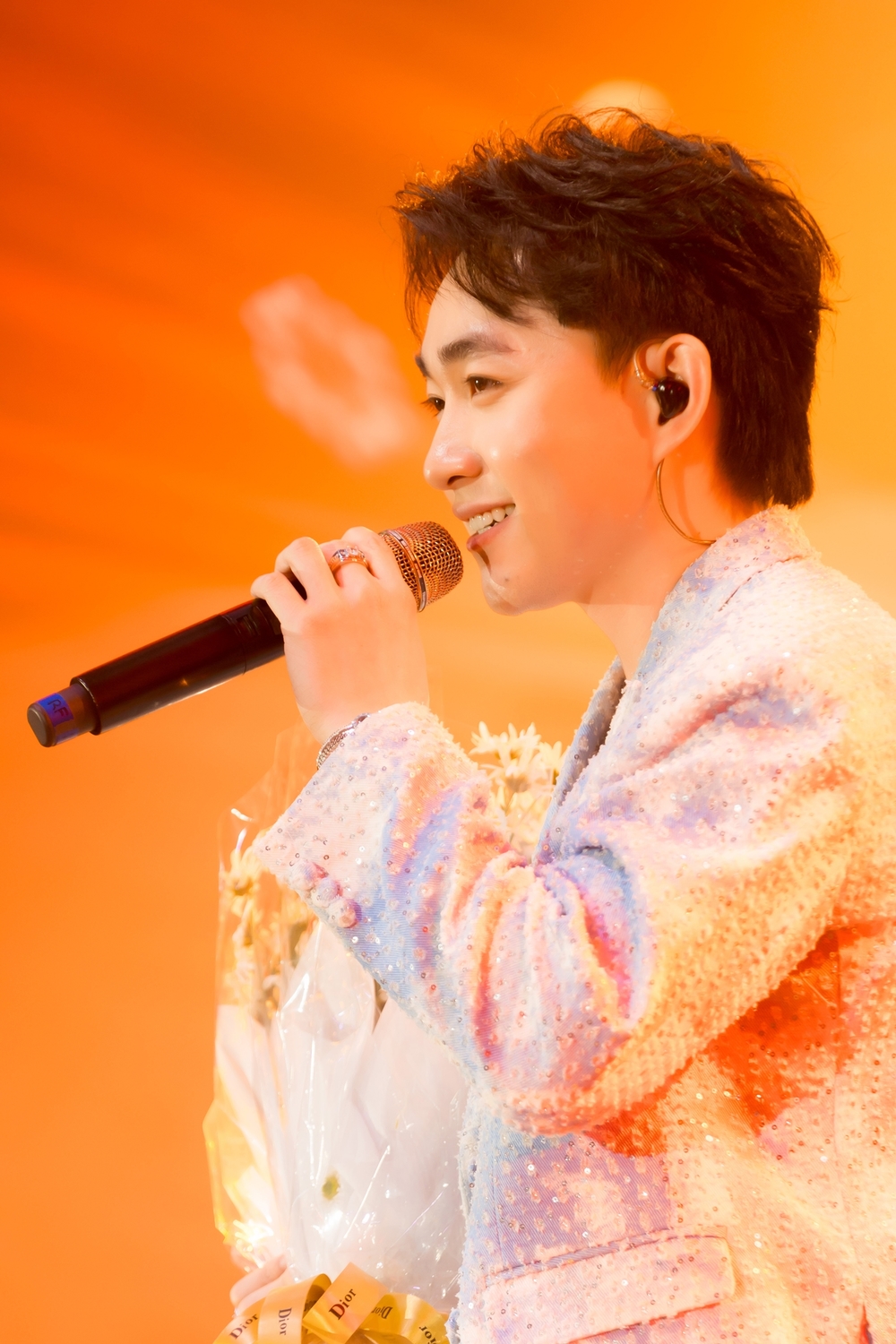 Anh mang màu sắc mới vào những ca khúc đã quen thuộc với khán giả.
Anh mang màu sắc mới vào những ca khúc đã quen thuộc với khán giả.