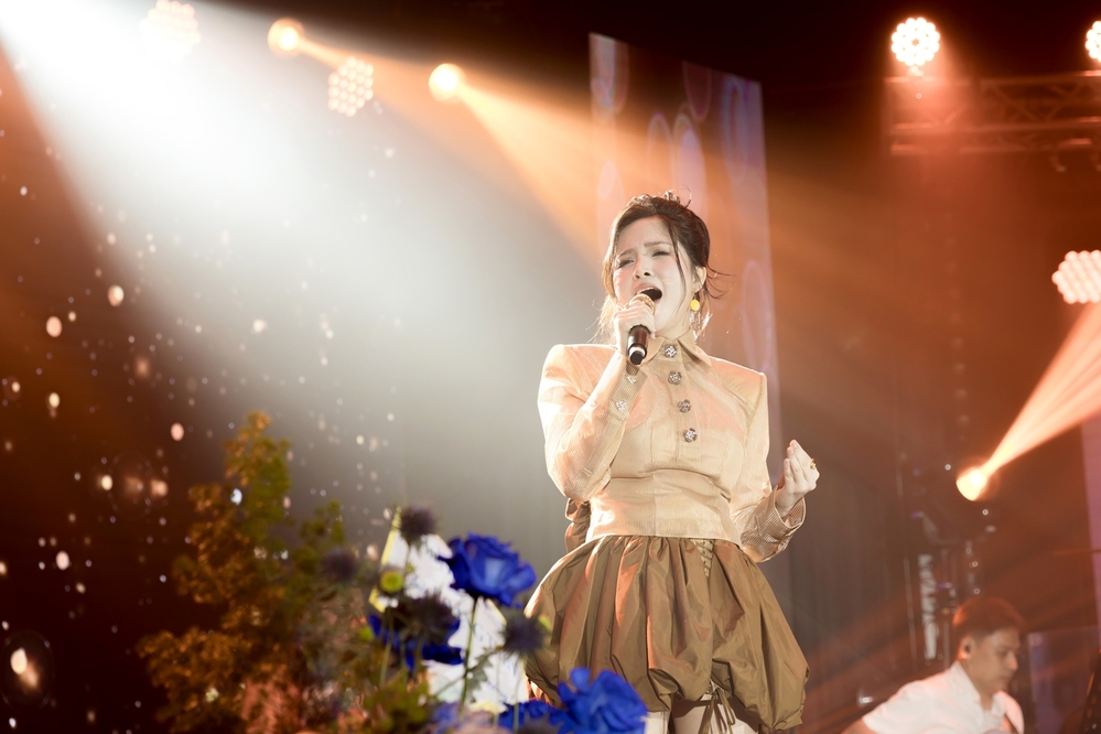 Ca sĩ Hoàng Thủy là khách mời đặc biệt trong liveshow của Trung Quang.
Ca sĩ Hoàng Thủy là khách mời đặc biệt trong liveshow của Trung Quang.