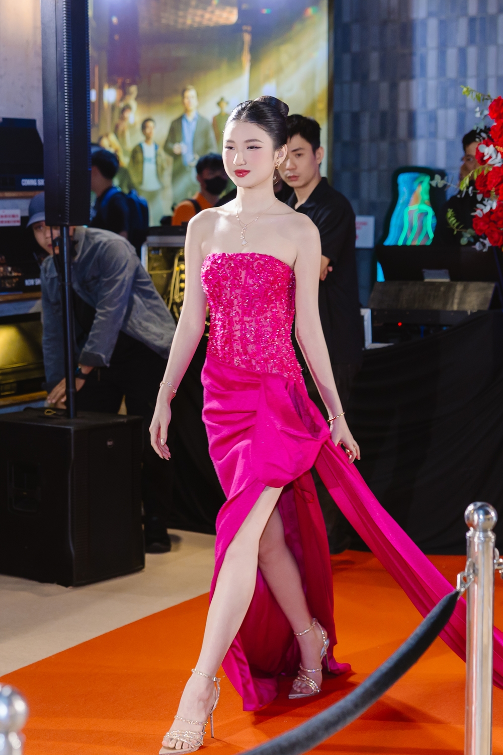 Nàng Mơ xuất hiện trên thảm đỏ dự án phim đầu tiên của mình.
Nàng Mơ xuất hiện trên thảm đỏ dự án phim đầu tiên của mình.