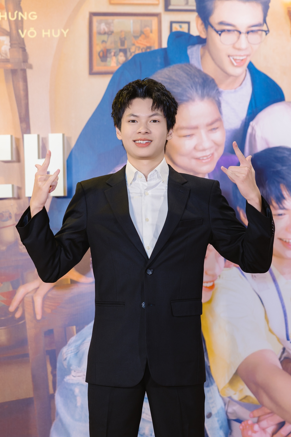 Trần Tú - con trai NSƯT Trần Lực tự tin tạo dáng trên thảm đỏ.
Trần Tú - con trai NSƯT Trần Lực tự tin tạo dáng trên thảm đỏ.