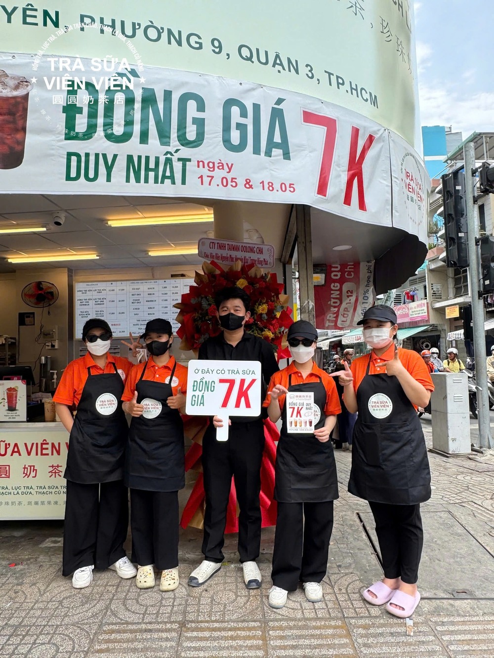 Áp dụng giá bán 7k cho 1 ly trà sữa size nhỏ, Trà sữa Viên Viên chạm được đa tầng người tiêu dùng.
Áp dụng giá bán 7k cho 1 ly trà sữa size nhỏ, Trà sữa Viên Viên chạm được đa tầng người tiêu dùng.