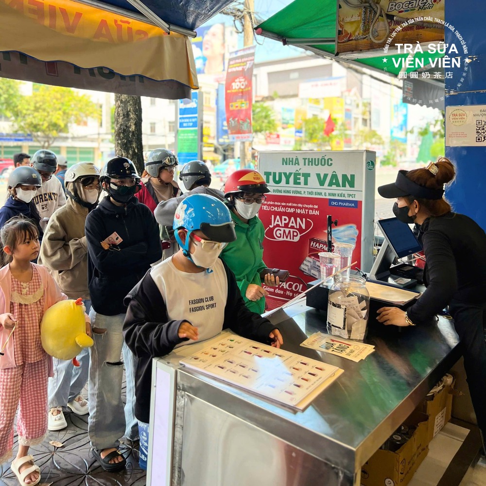 Rất nhiều người tiêu dùng xếp hàng để mua trà sữa Viên Viên.
Rất nhiều người tiêu dùng xếp hàng để mua trà sữa Viên Viên.