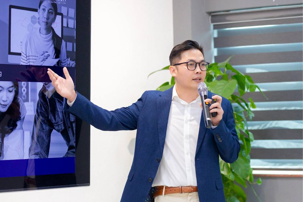 Lead Designer Đình Huy: "AI đang buộc Designer phải tái định nghĩa giá trị bản thân."
Lead Designer Đình Huy: "AI đang buộc Designer phải tái định nghĩa giá trị bản thân."