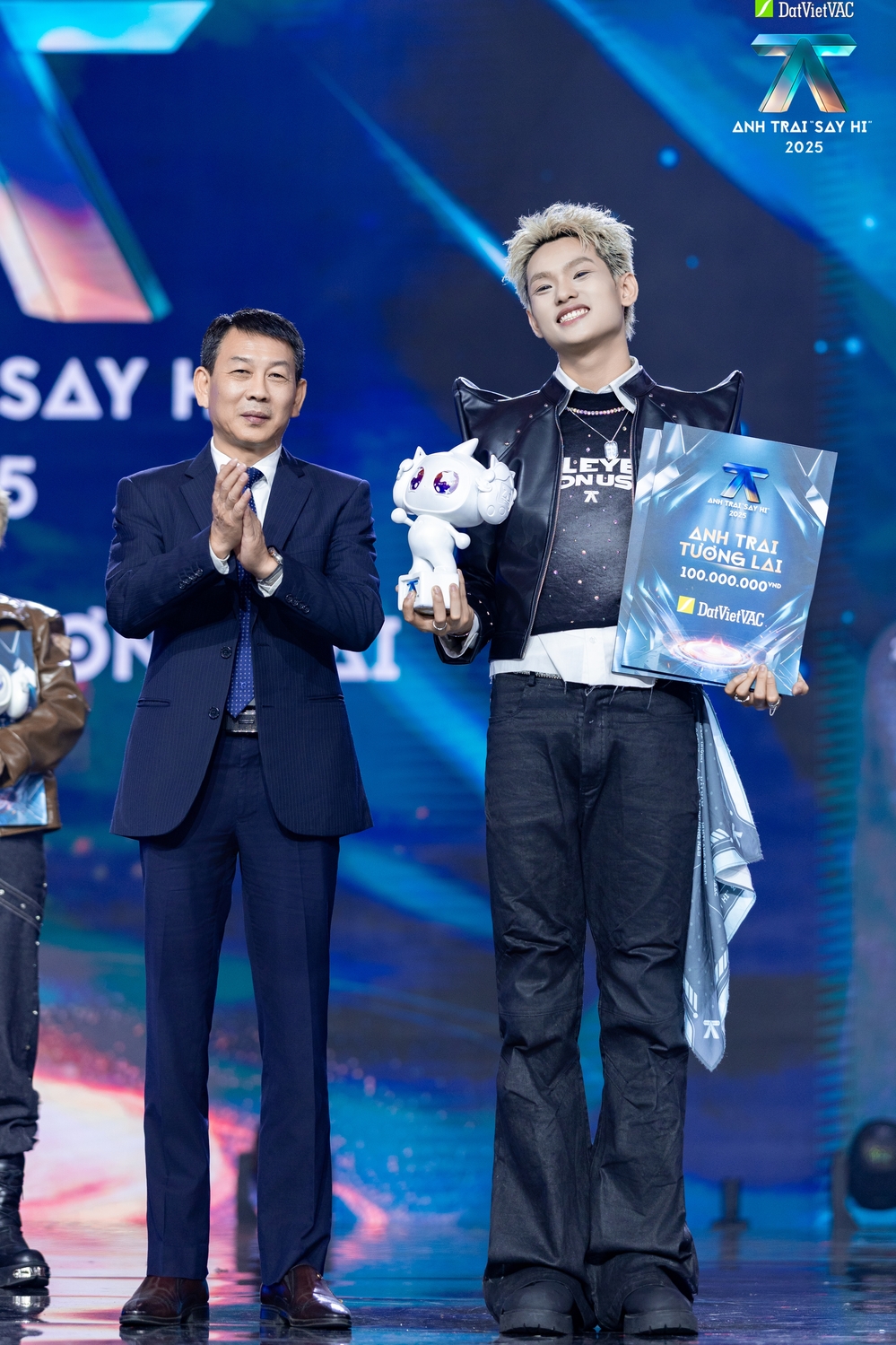 Bùi Trường Linh trở thành á quân và "Anh trai tương lai" ở mùa này.
Bùi Trường Linh trở thành á quân và "Anh trai tương lai" ở mùa này. - Tin sao Viet - Tin tuc sao Viet - Scandal sao Viet - Tin tuc cua Sao - Tin cua Sao