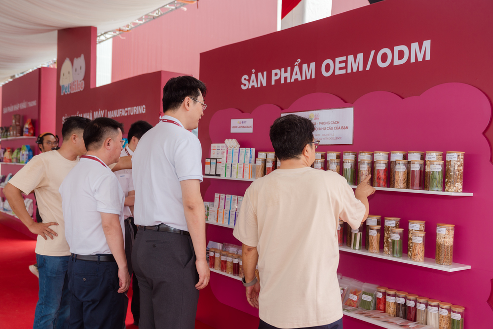 Các sản phẩm thức ăn cho thú cưng được trưng bày tại sự kiện khánh thành nhà máy PetLike.
Các sản phẩm thức ăn cho thú cưng được trưng bày tại sự kiện khánh thành nhà máy PetLike.