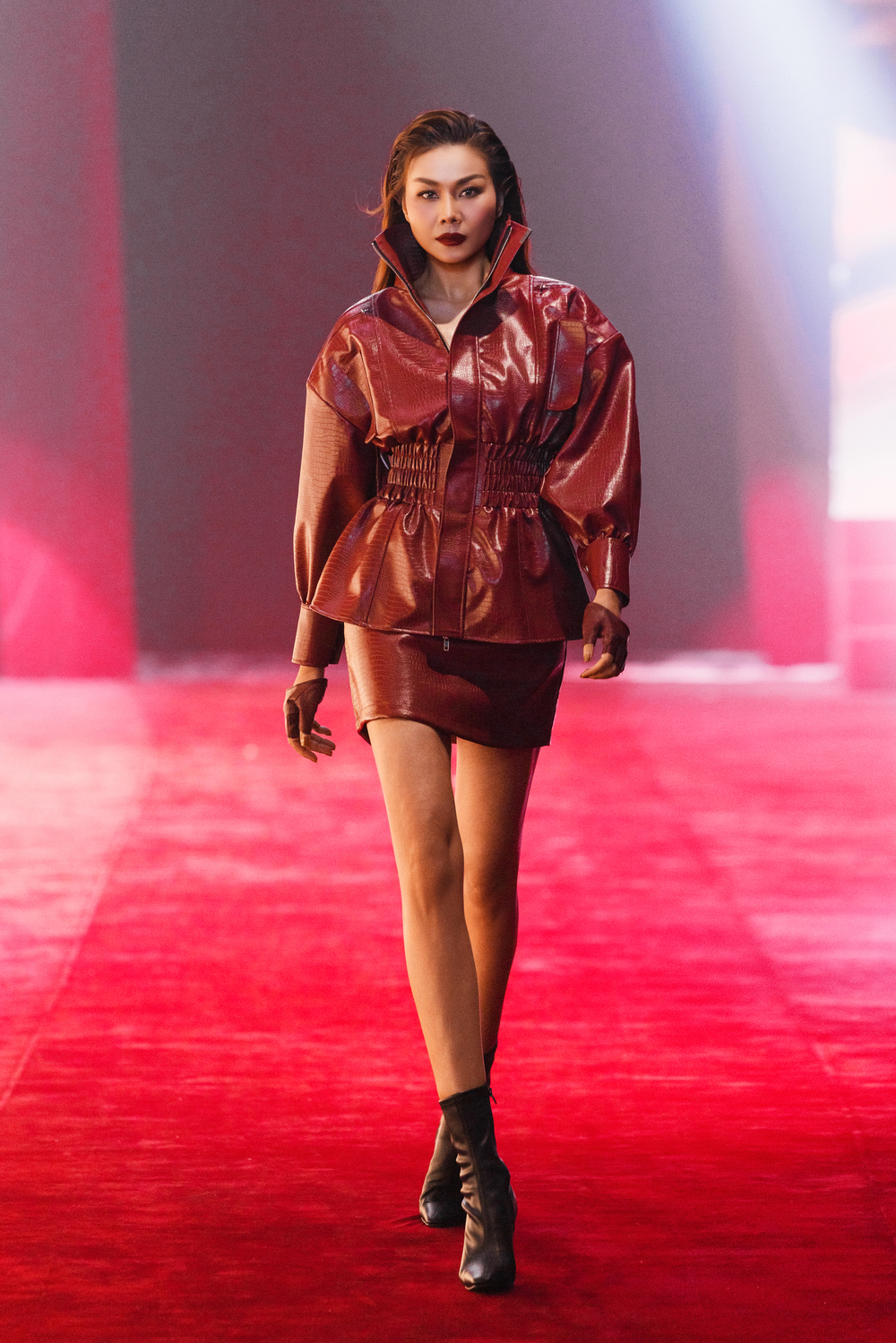 Siêu mẫu trở lại sàn runway ấn tượng.
Siêu mẫu trở lại sàn runway ấn tượng.