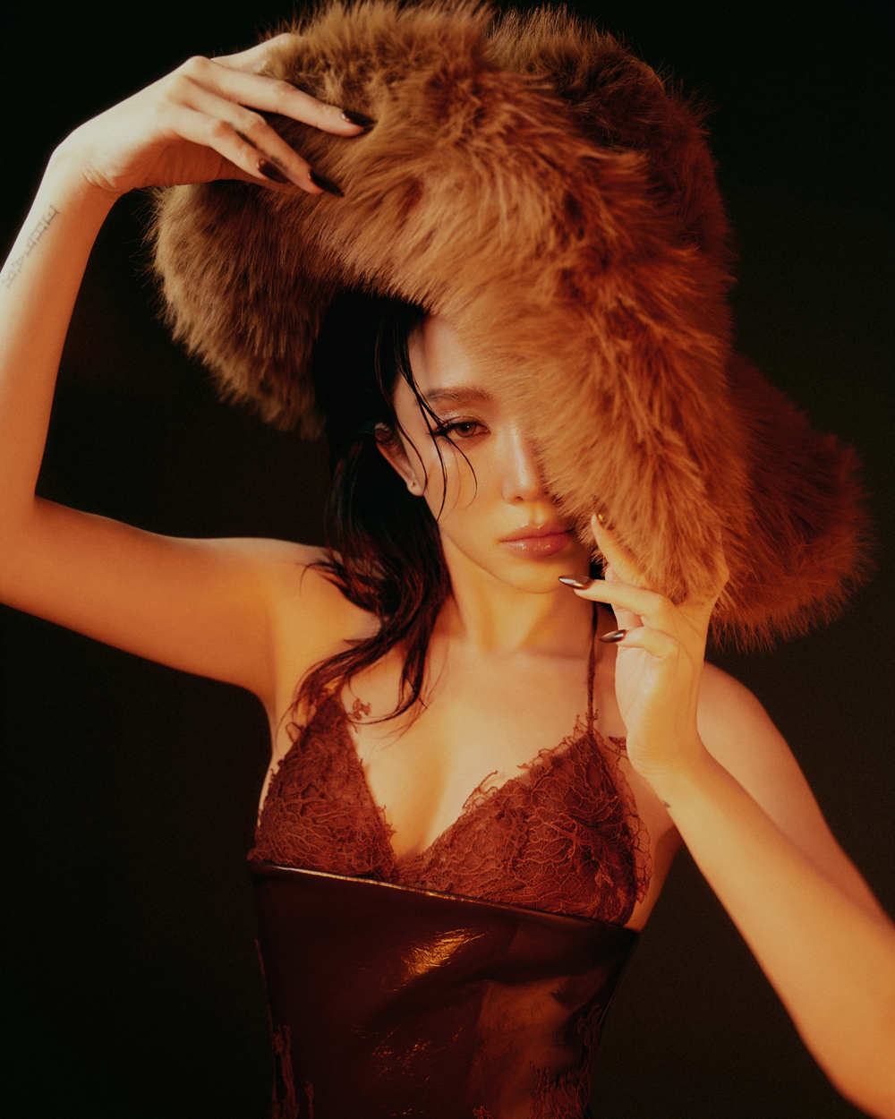 Tóc Tiên chuộng các phụ kiện lông trong bộ ảnh Noel.
Tóc Tiên chuộng các phụ kiện lông trong bộ ảnh Noel.