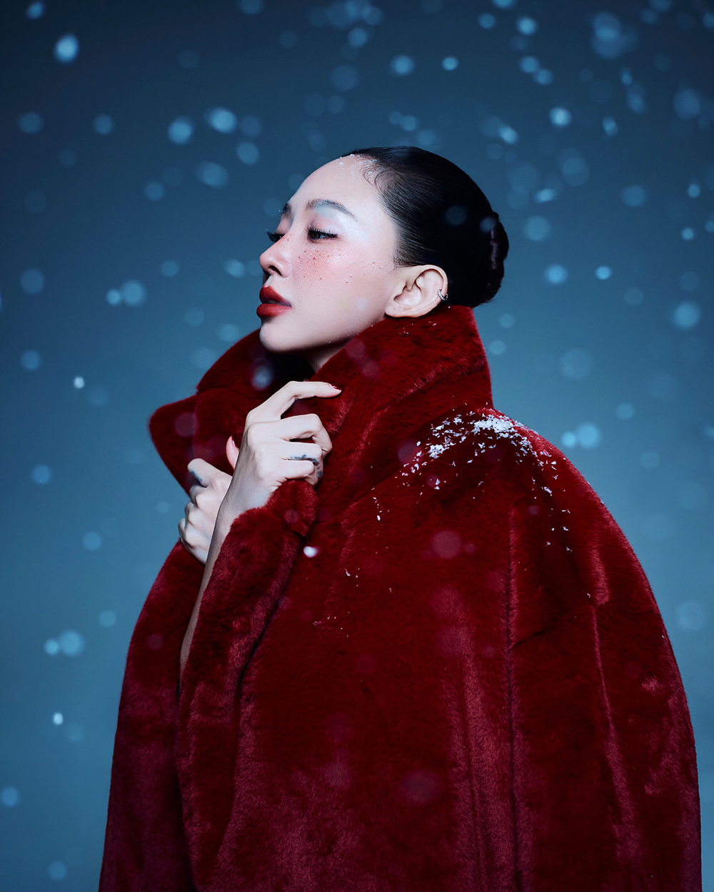 Kiểu tóc búi càng tôn đường nét gương mặt sắc sảo của cô.
Kiểu tóc búi càng tôn đường nét gương mặt sắc sảo của cô.