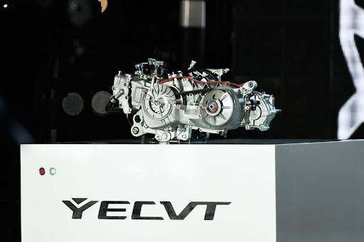 YECVT giúp người lái cảm nhận rõ sự thay đổi lực kéo khi vặn ga, đặc biệt trong các tình huống tăng tốc ngắn, vượt xe hoặc di chuyển trong môi trường đô thị đông đúc.
YECVT giúp người lái cảm nhận rõ sự thay đổi lực kéo khi vặn ga, đặc biệt trong các tình huống tăng tốc ngắn, vượt xe hoặc di chuyển trong môi trường đô thị đông đúc.