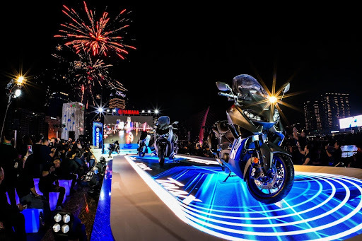 All New Yamaha NMAX tiếp tục kế thừa ngôn ngữ thiết kế đặc trưng của Max Series với dáng xe thể thao, khối thân vững chắc và tỷ lệ cân đối.
All New Yamaha NMAX tiếp tục kế thừa ngôn ngữ thiết kế đặc trưng của Max Series với dáng xe thể thao, khối thân vững chắc và tỷ lệ cân đối.