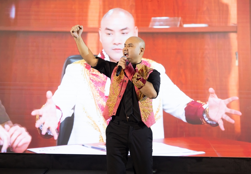 A Tuân bật mí ca khúc mới trong một sự kiện gần đây.
A Tuân bật mí ca khúc mới trong một sự kiện gần đây.