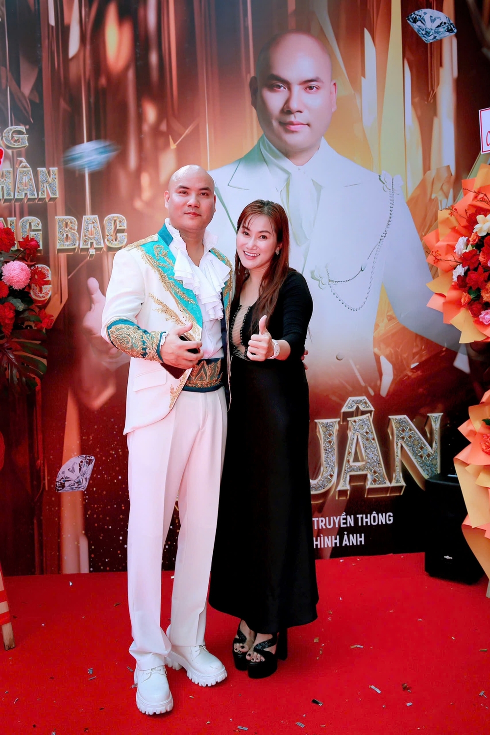 A Tuân và Vũ Trâm Anh - ca sĩ được tặng hit tỷ view "Lệ ngang trời".
A Tuân và Vũ Trâm Anh - ca sĩ được tặng hit tỷ view "Lệ ngang trời".