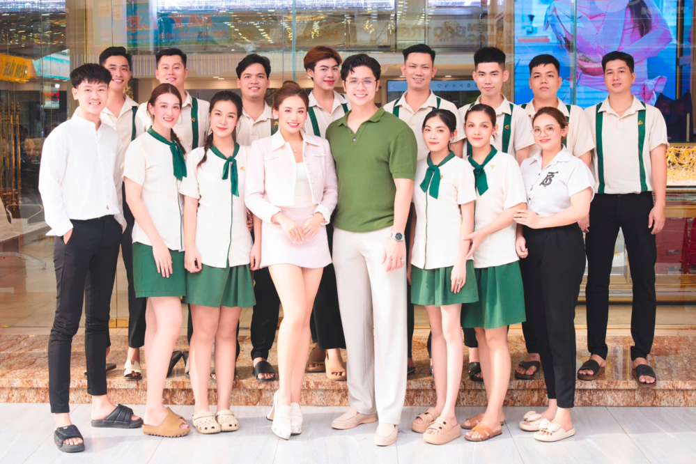 Cùng với chồng là anh Đặng Hoàn Hảo, chị Thư đã sáng lập Vân Khánh Silver Gems, tiền thân từ Tiệm Vàng Vân Khánh với bề dày hơn hai thập kỷ.
Cùng với chồng là anh Đặng Hoàn Hảo, chị Thư đã sáng lập Vân Khánh Silver Gems, tiền thân từ Tiệm Vàng Vân Khánh với bề dày hơn hai thập kỷ.