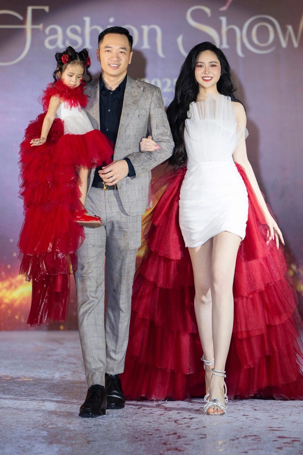 Gia đình viên mãn hiện tại của Á hậu Trúc Ny.
Gia đình viên mãn hiện tại của Á hậu Trúc Ny. - Tin sao Viet - Tin tuc sao Viet - Scandal sao Viet - Tin tuc cua Sao - Tin cua Sao