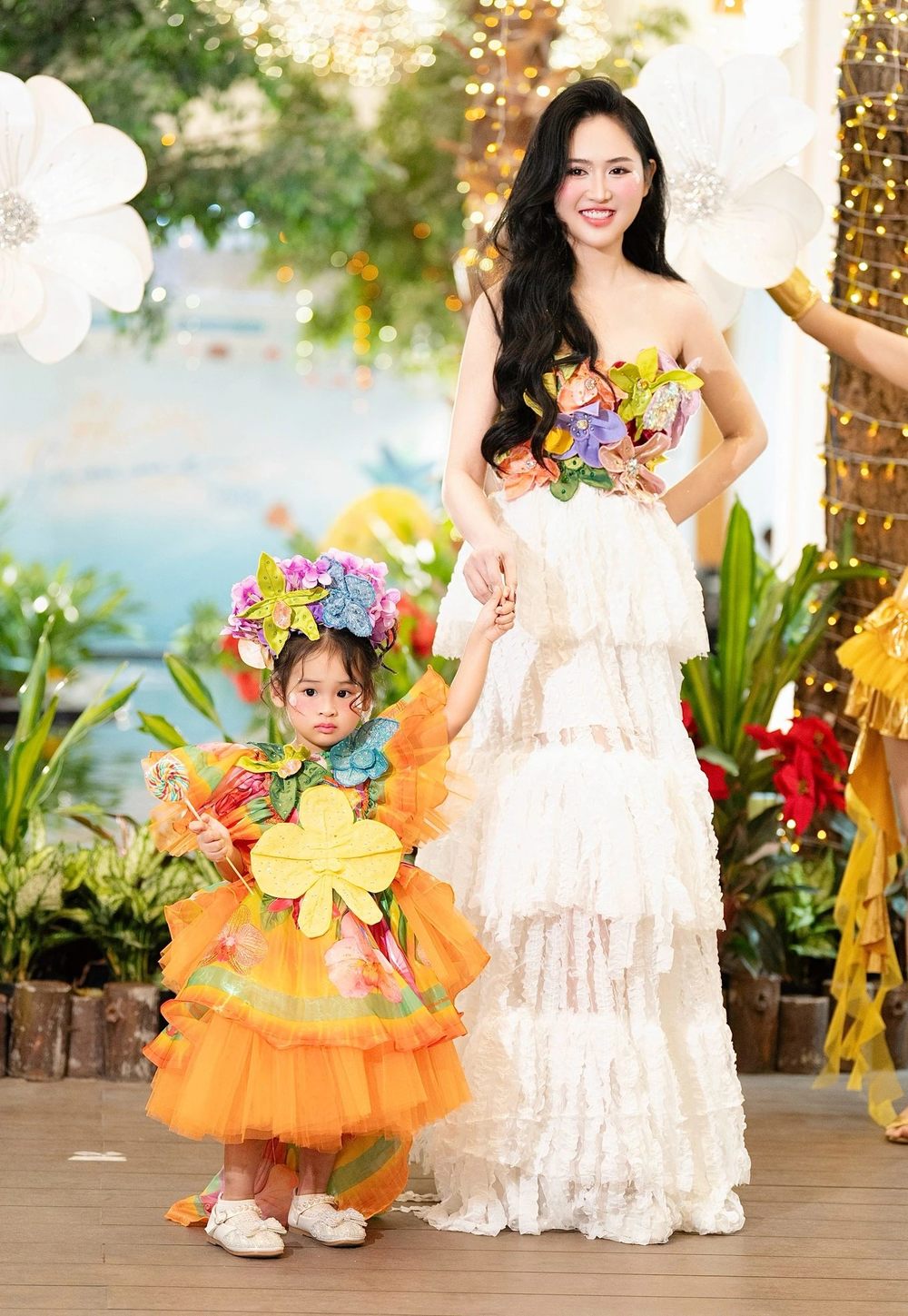 Trúc Ny từng cùng con gái catwalk trong show thời trang.
Trúc Ny từng cùng con gái catwalk trong show thời trang. - Tin sao Viet - Tin tuc sao Viet - Scandal sao Viet - Tin tuc cua Sao - Tin cua Sao