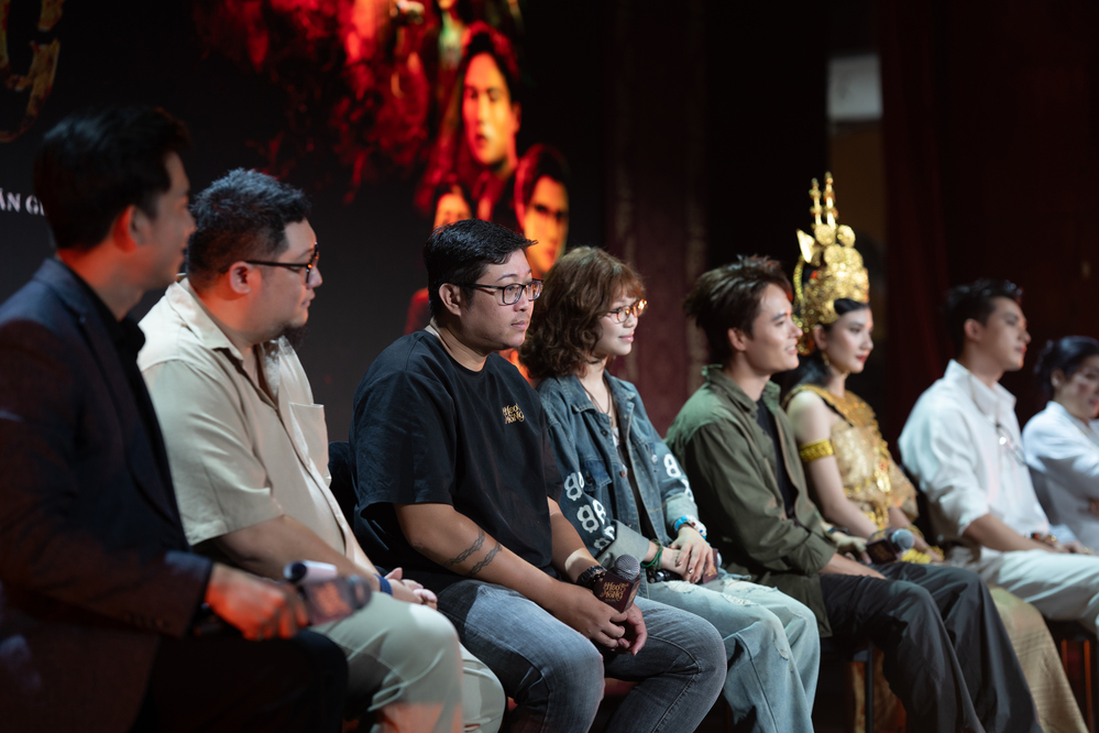 Đạo diễn Lưu Thành Luân (thứ 3 từ trái sang) chia sẻ về dự án thứ 3.
Đạo diễn Lưu Thành Luân (thứ 3 từ trái sang) chia sẻ về dự án thứ 3.