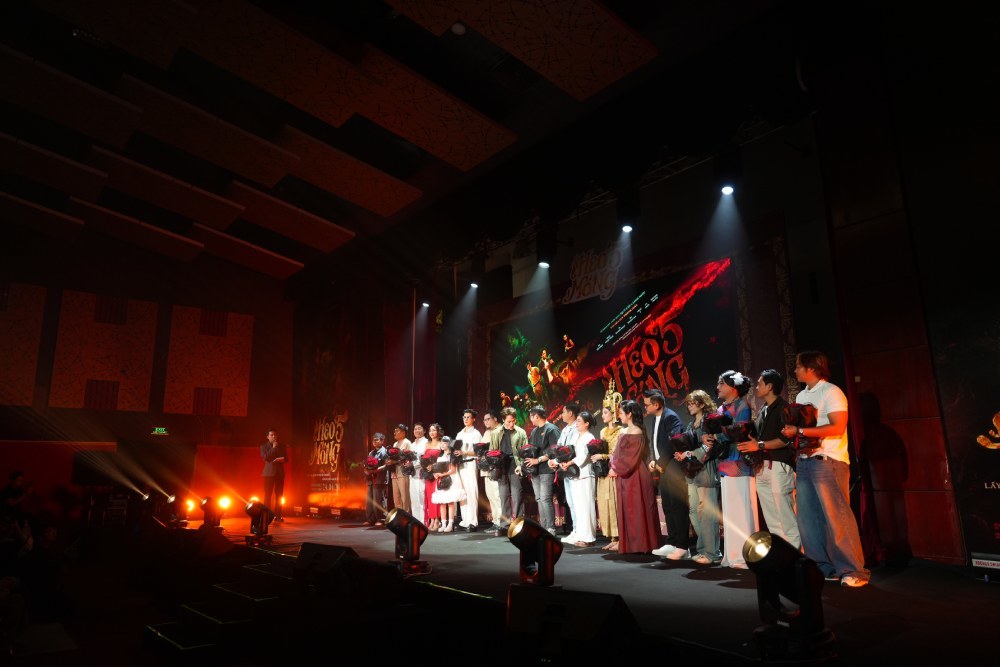 Đoàn phim Heo 5 móng giao lưu với truyền thông.
Đoàn phim Heo 5 móng giao lưu với truyền thông.