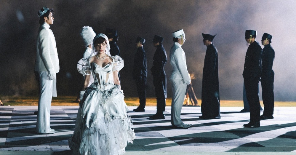 Vĩnh Đam trở thành bạn diễn trong MV của cô.
Vĩnh Đam trở thành bạn diễn trong MV của cô.