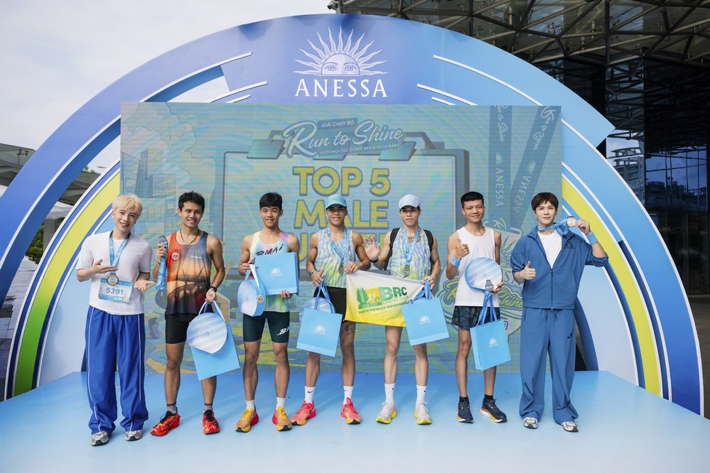 Sự kết nối không khoảng cách giữa nghệ sĩ và cộng đồng runner đã biến ANESSA Run To Shine trở thành một ngày hội của sự gắn kết và niềm vui lan tỏa.
Sự kết nối không khoảng cách giữa nghệ sĩ và cộng đồng runner đã biến ANESSA Run To Shine trở thành một ngày hội của sự gắn kết và niềm vui lan tỏa.