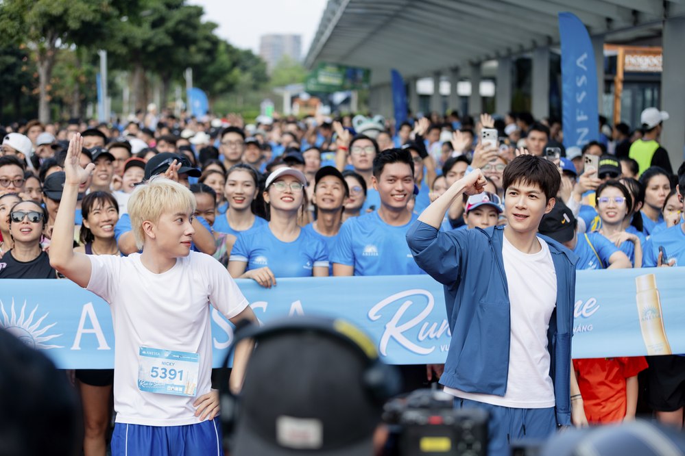 Bộ đôi nghệ sĩ hào hứng tương tác cùng runner đã tạo nên bầu không khí trẻ trung, tích cực xuyên suốt sự kiện.
Bộ đôi nghệ sĩ hào hứng tương tác cùng runner đã tạo nên bầu không khí trẻ trung, tích cực xuyên suốt sự kiện.