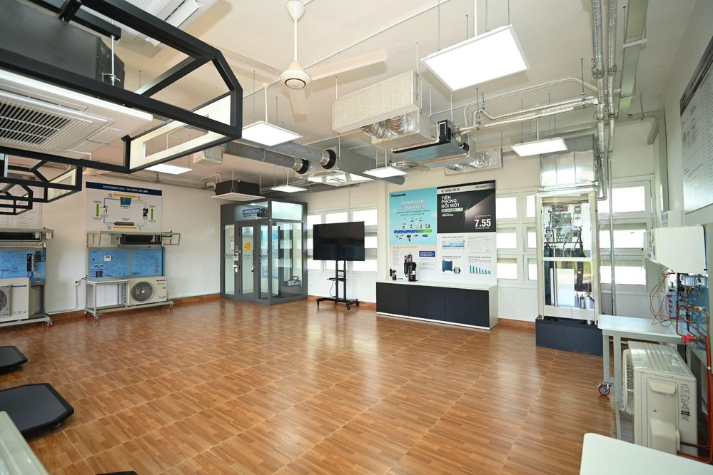 Ảnh 3: Không gian thực hành HVAC với hệ thống thiết bị đồng bộ, tích hợp nhiều công nghệ hiện đại.
Ảnh 3: Không gian thực hành HVAC với hệ thống thiết bị đồng bộ, tích hợp nhiều công nghệ hiện đại.
