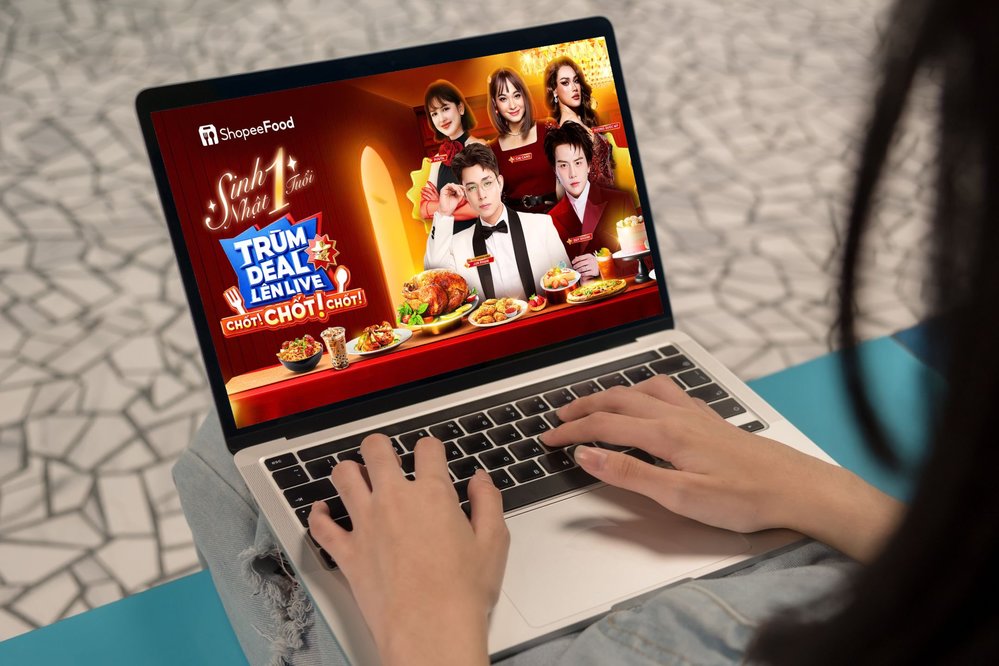 Trùm Deal Lên Live đang trở thành kênh tiếp cận khách hàng hiệu quả của nhiều đối tác nhà hàng trên ShopeeFood.
Trùm Deal Lên Live đang trở thành kênh tiếp cận khách hàng hiệu quả của nhiều đối tác nhà hàng trên ShopeeFood.