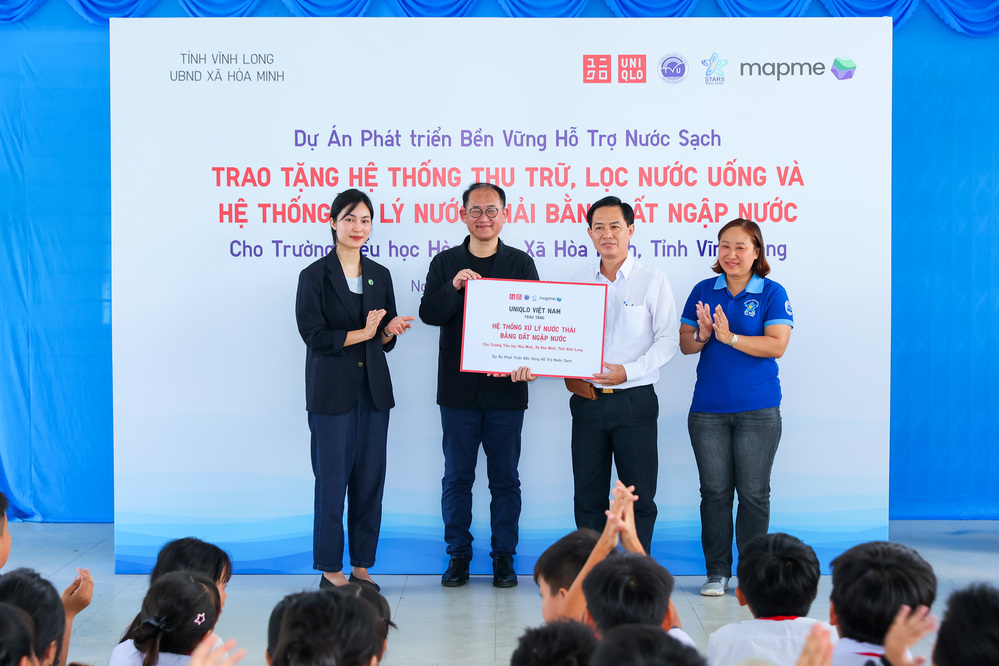 Đại diện UNIQLO và Mấp Mé trao tặng hệ thống xử lý nước thải bằng đất ngập nước cho Trường Tiểu học Hòa Minh.
Đại diện UNIQLO và Mấp Mé trao tặng hệ thống xử lý nước thải bằng đất ngập nước cho Trường Tiểu học Hòa Minh.