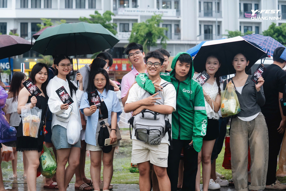 Fan Quảng Ninh không bỏ cuộc dù mưa nặng hạt.
Fan Quảng Ninh không bỏ cuộc dù mưa nặng hạt.