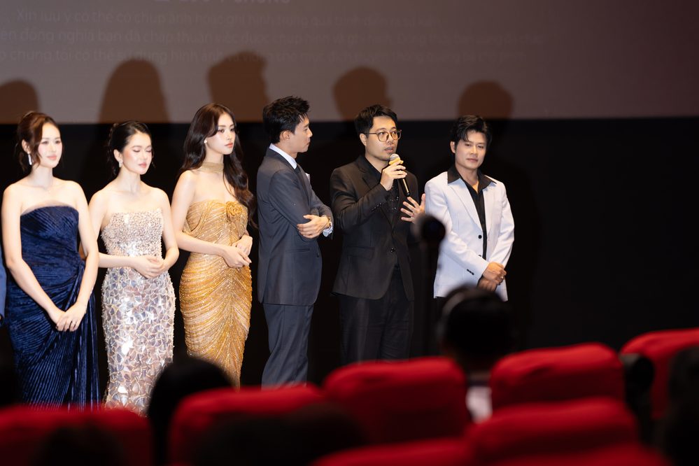 Đạo diễn Đinh Tuấn Vũ và dàn diễn viên "Ốc mượn hồn".
Đạo diễn Đinh Tuấn Vũ và dàn diễn viên "Ốc mượn hồn".