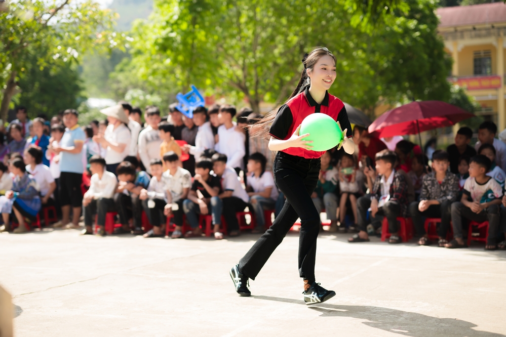 Cô nhiệt tình tham gia các trò chơi vận động.
Cô nhiệt tình tham gia các trò chơi vận động. - Tin sao Viet - Tin tuc sao Viet - Scandal sao Viet - Tin tuc cua Sao - Tin cua Sao
