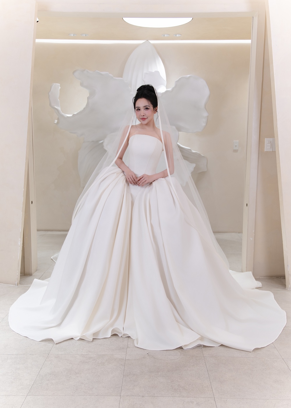 Chiếc váy thiết kế riêng thứ 1 dành cho Viên Vibi tại lễ VOW đến từ thương hiệu Linh Nga Couture.
Chiếc váy thiết kế riêng thứ 1 dành cho Viên Vibi tại lễ VOW đến từ thương hiệu Linh Nga Couture. - Tin sao Viet - Tin tuc sao Viet - Scandal sao Viet - Tin tuc cua Sao - Tin cua Sao