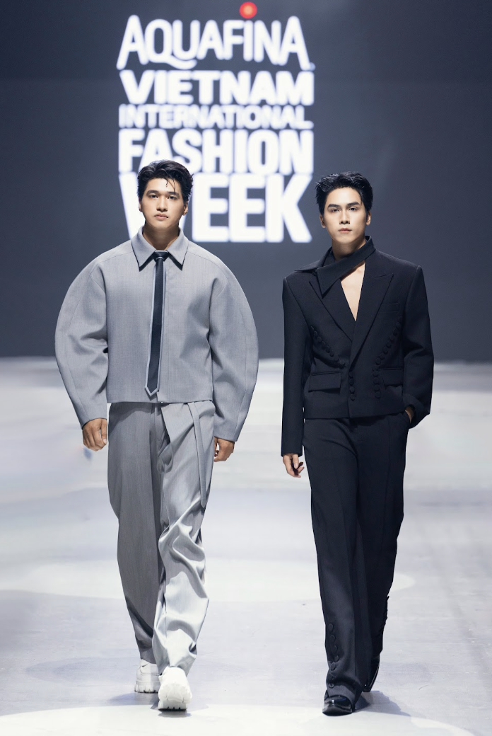 Ma Ran Đô (trái) và Võ Điền Gia Huy lần đầu catwalk.
Ma Ran Đô (trái) và Võ Điền Gia Huy lần đầu catwalk.