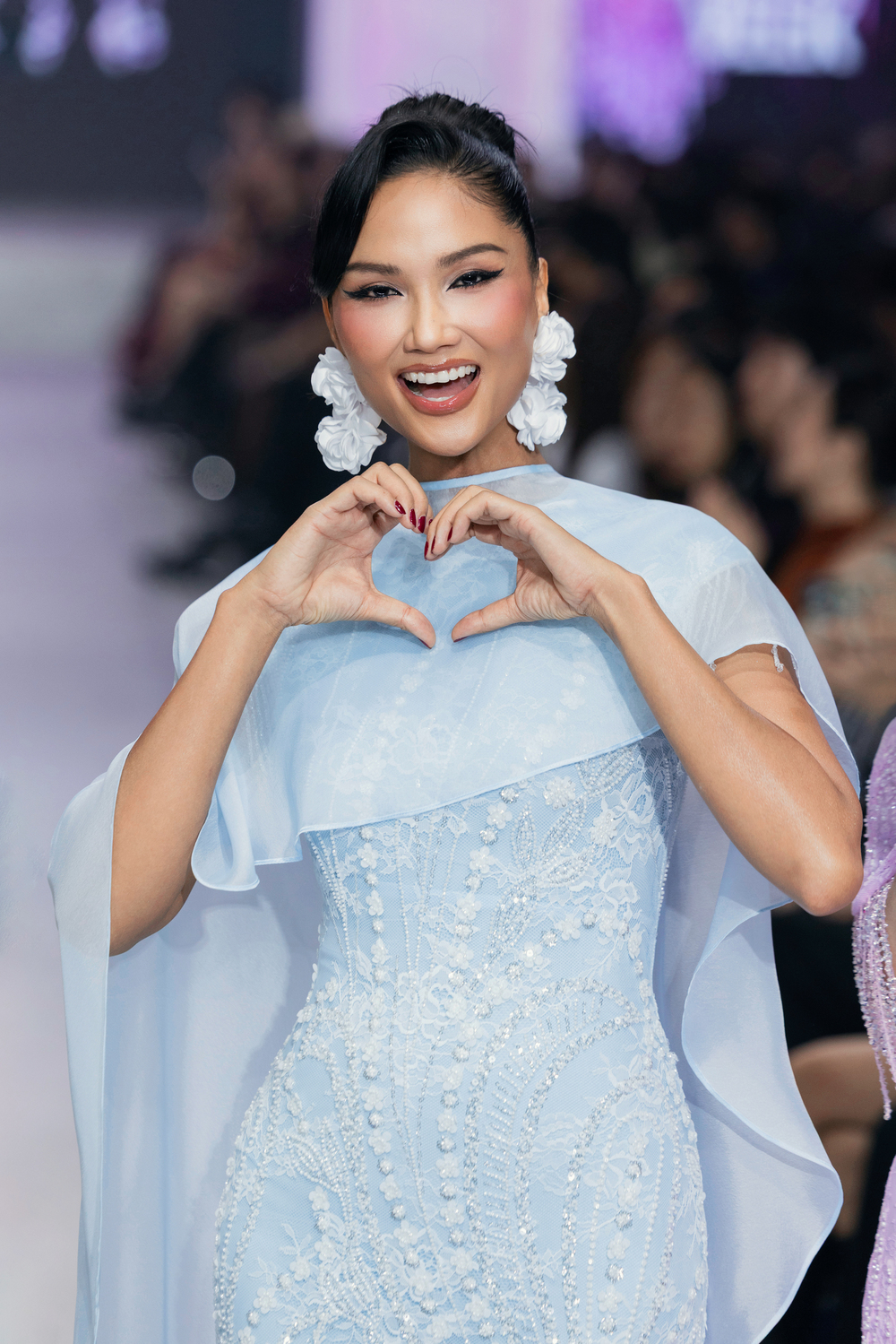 H'Hen Niê là gương mặt quen thuộc trong show của Adrian Anh Tuấn.
H'Hen Niê là gương mặt quen thuộc trong show của Adrian Anh Tuấn.