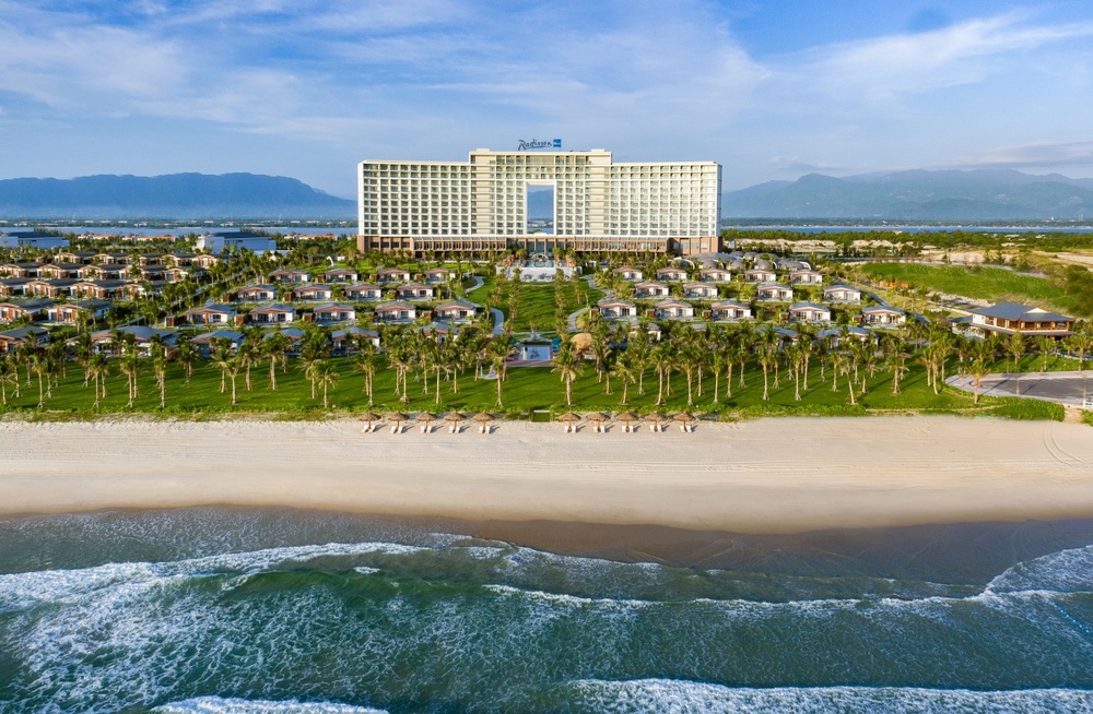 Radisson Blu Resort Cam Ranh là một trong những điểm dừng chân nổi bật của chiến dịch "RHG Road Trip", kết nối trải nghiệm nghỉ dưỡng bên biển với hành trình khám phá cảnh quan, văn hóa và ẩm thực đặc sắc của Việt Nam.
Radisson Blu Resort Cam Ranh là một trong những điểm dừng chân nổi bật của chiến dịch "RHG Road Trip", kết nối trải nghiệm nghỉ dưỡng bên biển với hành trình khám phá cảnh quan, văn hóa và ẩm thực đặc sắc của Việt Nam.