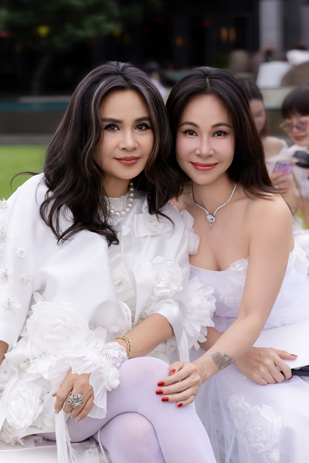 Ca sĩ Thanh Lam (trái) và ca sĩ Uyên Linh hội ngộ tại sự kiện.
Ca sĩ Thanh Lam (trái) và ca sĩ Uyên Linh hội ngộ tại sự kiện.