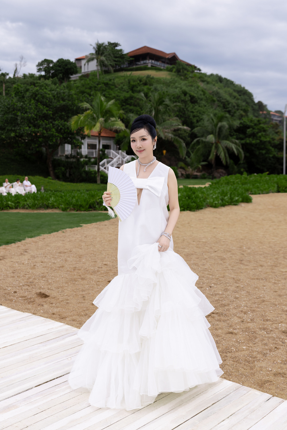 Hoa hậu Giáng My diện thiết kế với phần chân váy xoè.
Hoa hậu Giáng My diện thiết kế với phần chân váy xoè.