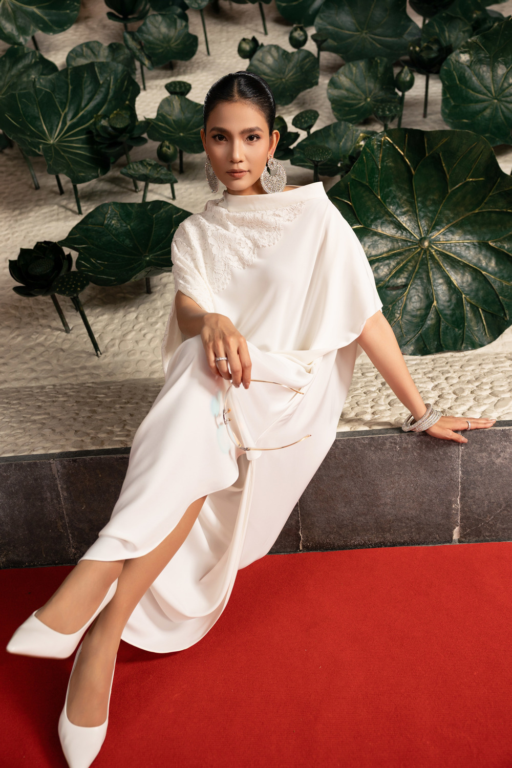 Hoa hậu Trương Thị May diện trang phục VUNGOC&SON đậm chất Á Đông.
Hoa hậu Trương Thị May diện trang phục VUNGOC&SON đậm chất Á Đông.