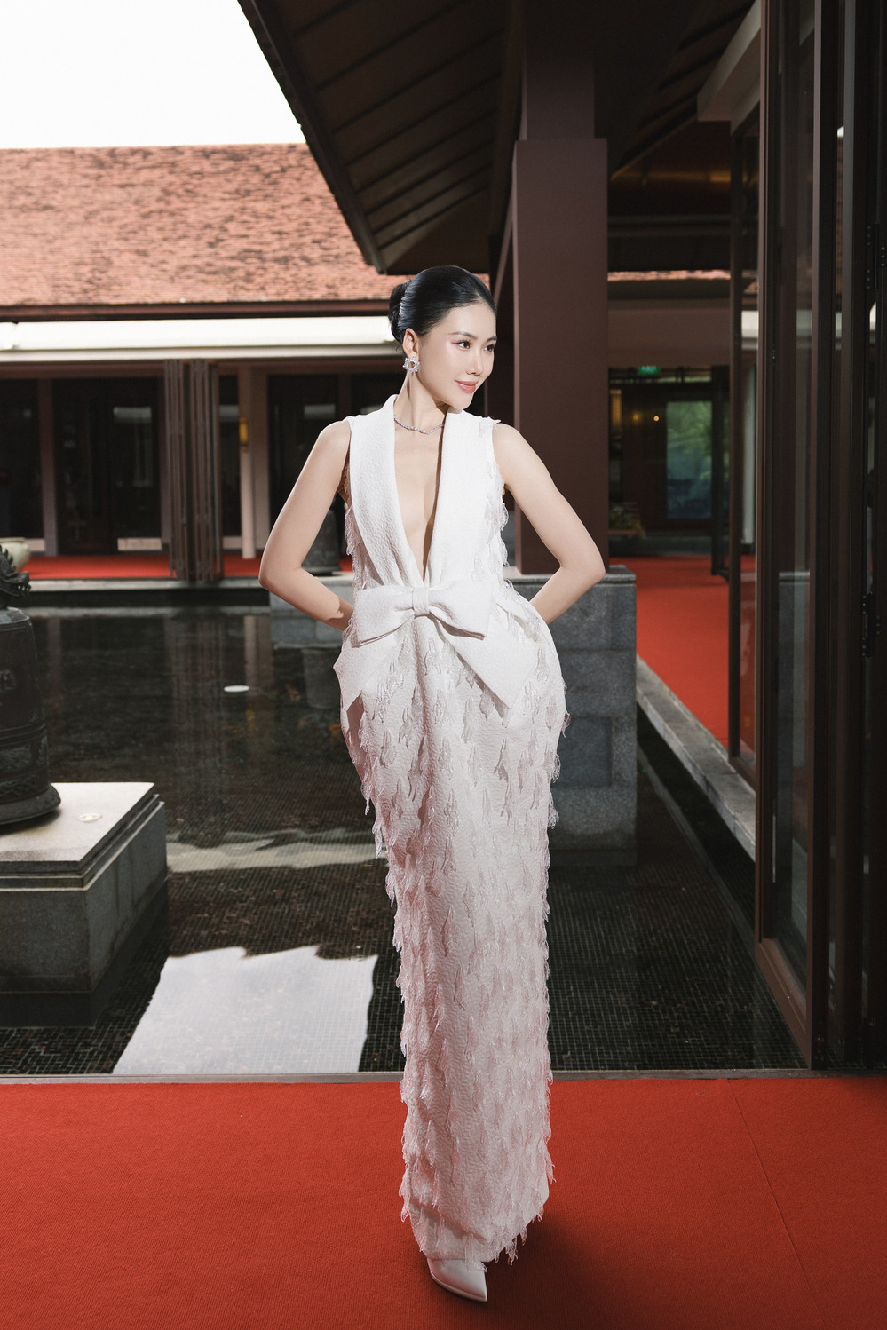 Hoa hậu Bùi Quỳnh Hoa thanh lịch với mẫu đầm dài.
Hoa hậu Bùi Quỳnh Hoa thanh lịch với mẫu đầm dài.