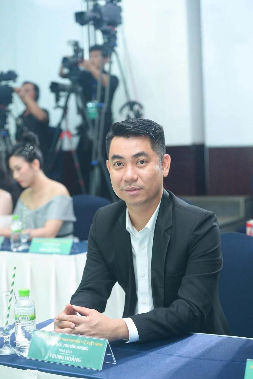 Nhà báo, tổng đạo diễn Trung Hoàng.
Nhà báo, tổng đạo diễn Trung Hoàng. - Tin sao Viet - Tin tuc sao Viet - Scandal sao Viet - Tin tuc cua Sao - Tin cua Sao