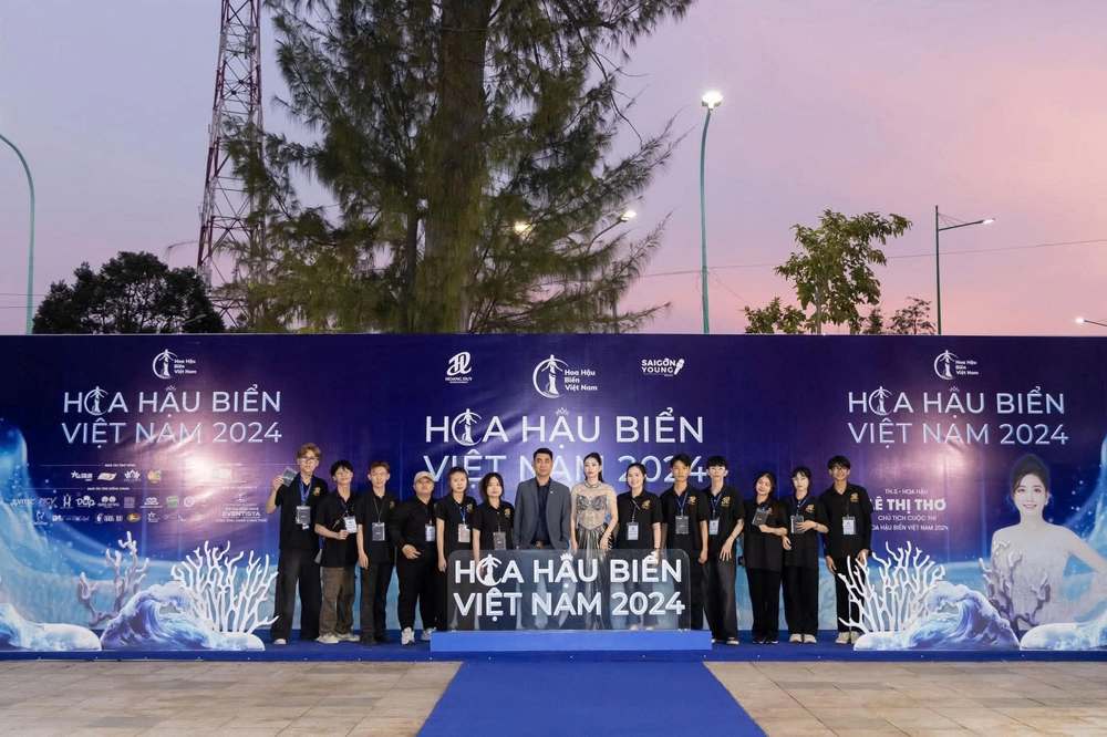 Ông Trung Hoàng và các cộng sự trong đêm chung kết toàn quốc cuộc thi Hoa hậu Biển Việt Nam 2024.
Ông Trung Hoàng và các cộng sự trong đêm chung kết toàn quốc cuộc thi Hoa hậu Biển Việt Nam 2024. - Tin sao Viet - Tin tuc sao Viet - Scandal sao Viet - Tin tuc cua Sao - Tin cua Sao