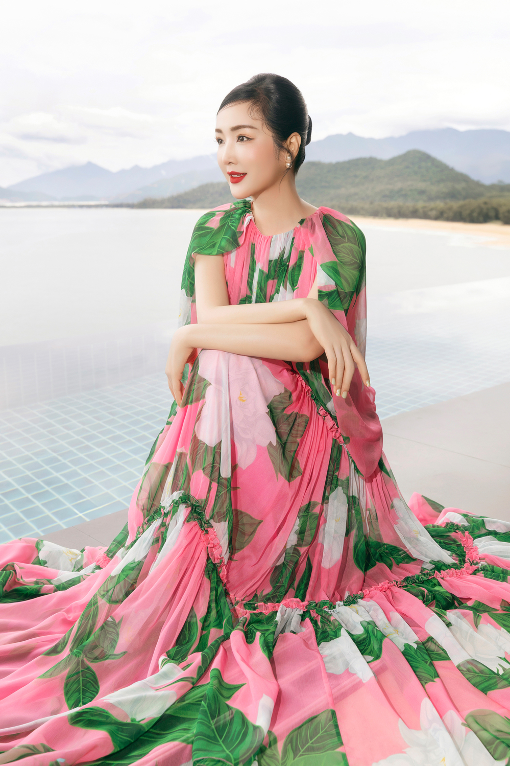 Giáng My bay bổng với mẫu đầm tông xanh hồng, hoạ tiết hoa dành dành.
Giáng My bay bổng với mẫu đầm tông xanh hồng, hoạ tiết hoa dành dành.