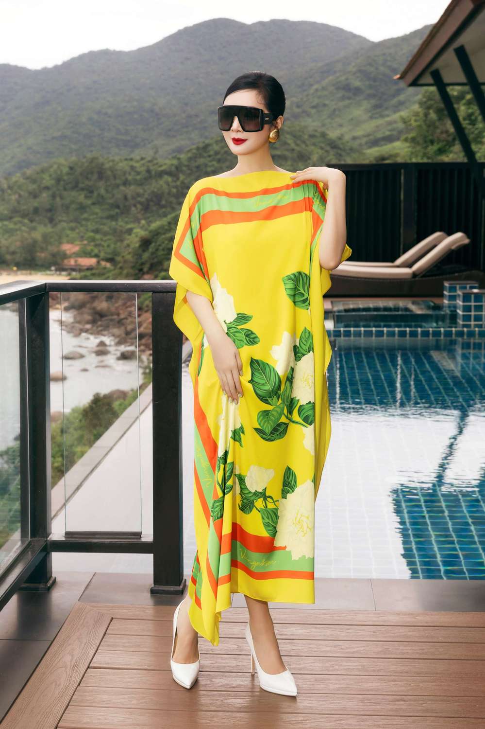 Nàng hậu diện mẫu đầm cape chất liệu lụa - phom dáng đặc trưng của thương hiệu.
Nàng hậu diện mẫu đầm cape chất liệu lụa - phom dáng đặc trưng của thương hiệu.